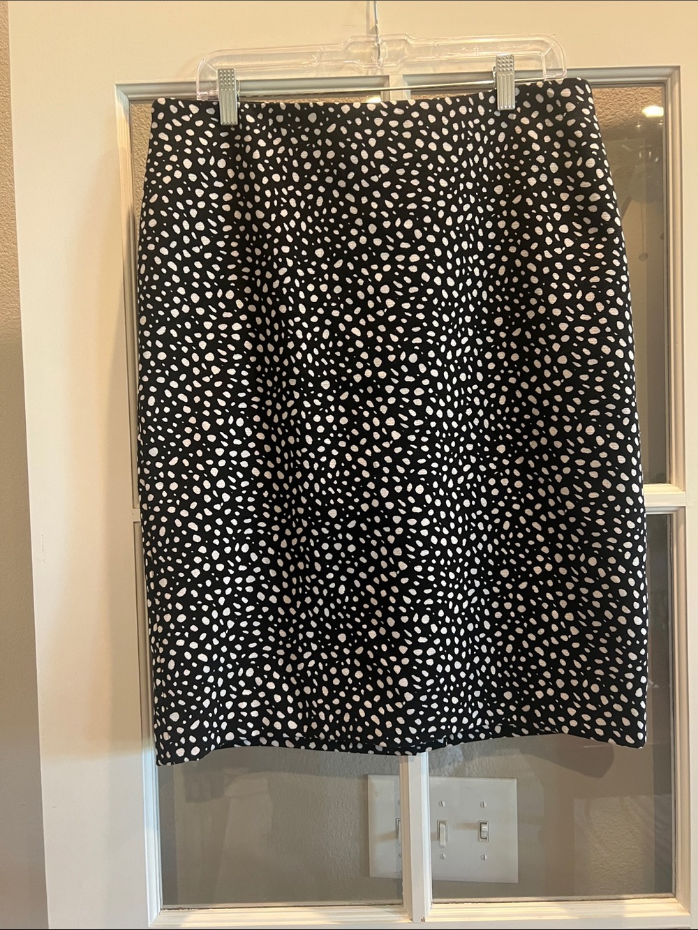 🎯 2/$5 Talbots Black Pencil Skirt with White Spot Print Size 12